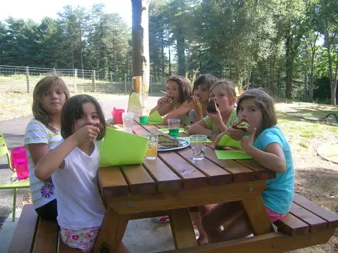 Goûter d’anniversaire sous l’abri du parc