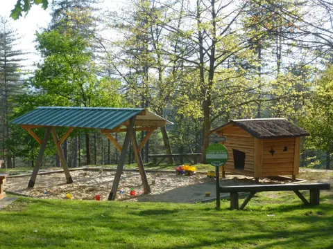 Balançoires et cabane des tout-petits dans le sable