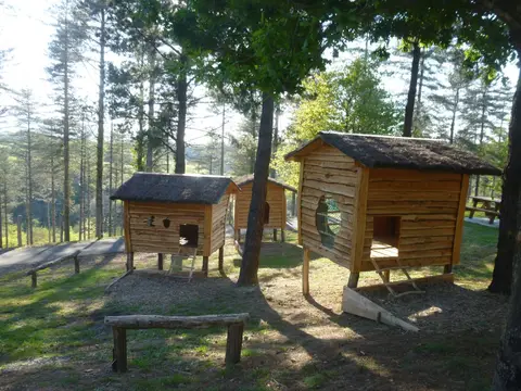 Le village de cabanes au parc Ttiki Leku
