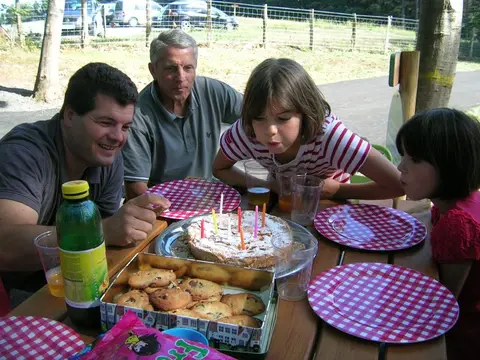 Gâteau d’anniversaire partagé en famille au parc